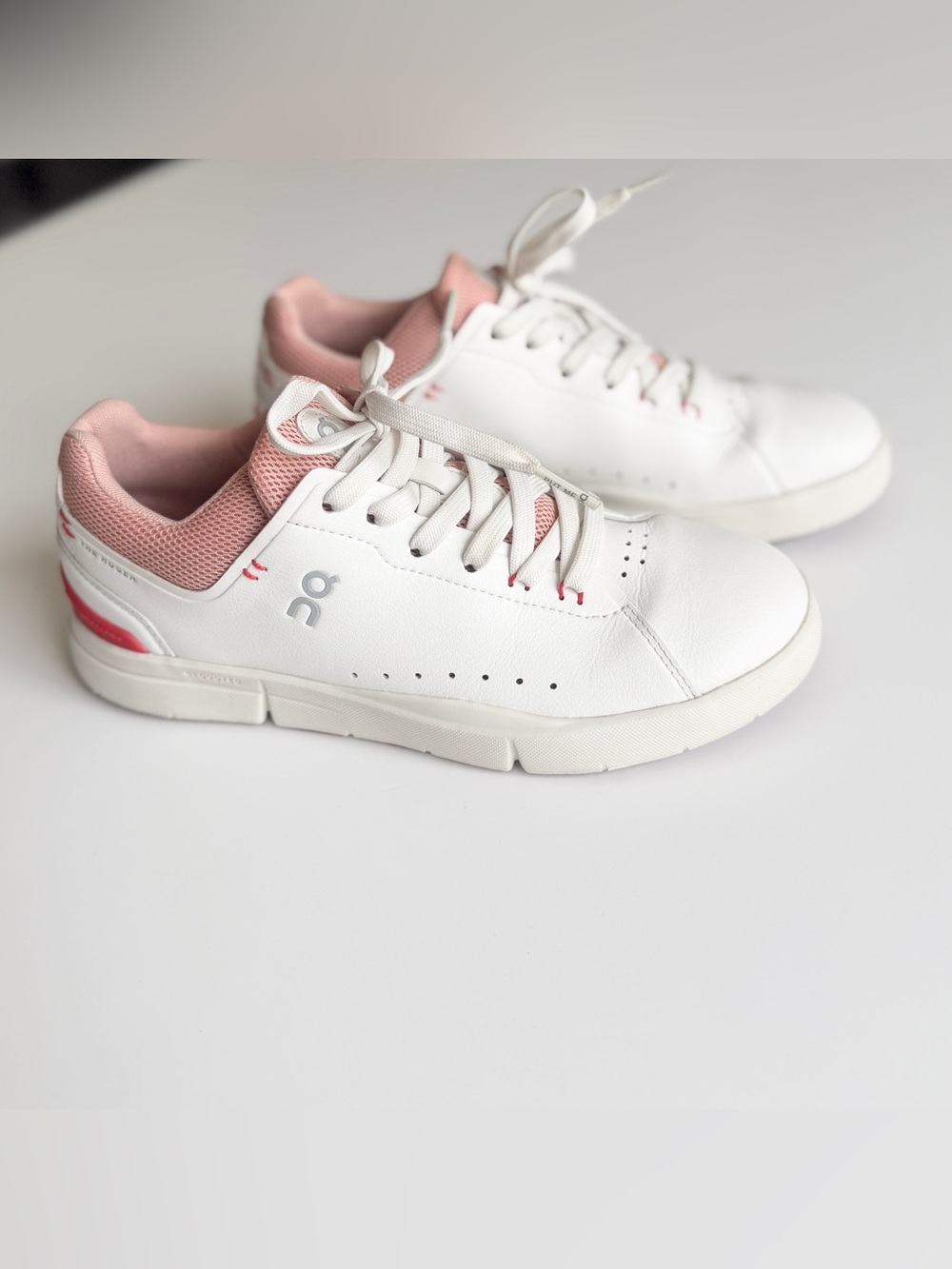 On Running Women’s SIZE 7.5 The Roger Advantage shoes in white / pink